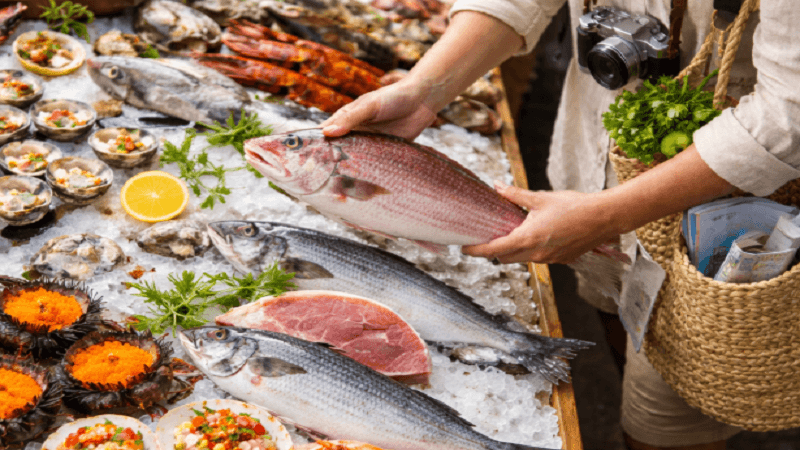Smart Travel Eating: Choosing Fresh Seafood in Global Destinations